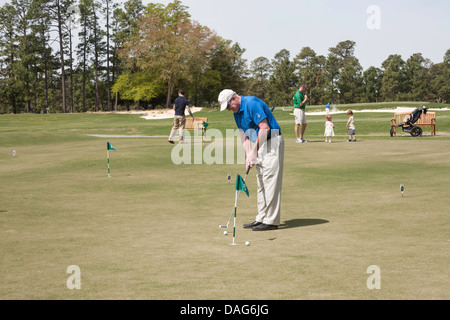 Golfer setzen, Thistle Dhu setzen Kurs Pinehurst Resort Golf Course, NC Stockfoto