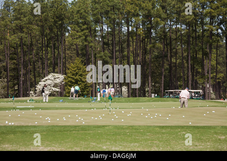 Golfer setzen, Thistle Dhu setzen Kurs Pinehurst Resort Golf Course, NC Stockfoto