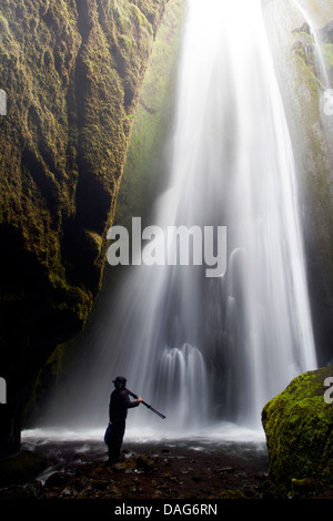 Fotograf bei Gljufrabui oder Gljufurafoss-Wasserfall - Südisland Stockfoto