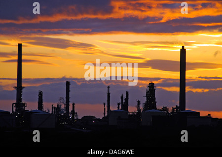 Öl-Raffinerie bei Sonnenuntergang, Vereinigtes Königreich, Wales, Pembrokeshire Stockfoto