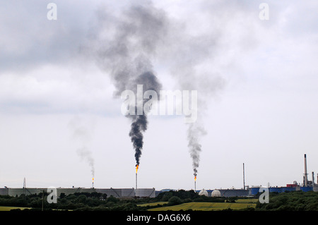 Rauchende Schornsteine von einer Öl-Refenery, Vereinigtes Königreich, Wales, Pembrokeshire Stockfoto