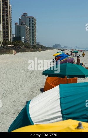 STRAND SONNENSCHIRME WATERFRONT INNENSTADT VON MYRTLE BEACH SOUTH CAROLINA USA Stockfoto