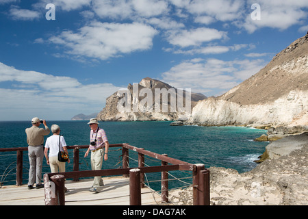 Salalah, Oman Mughsail Beach, Touristen an dramatische Küstenlinie Aussichtspunkt Stockfoto