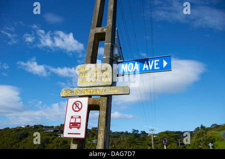 Anzeichen auf einen Telefonmast auf Waiheke Island, Auckland, Neuseeland Stockfoto