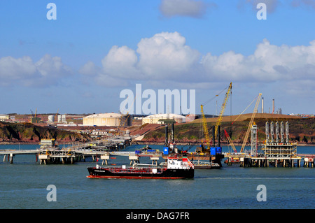 Meer Steg im Hafen von einem Gas Terminal, Vereinigtes Königreich, Wales Stockfoto