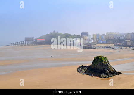 Panorama Tenby South Beach im Meer Nebel, Vereinigtes Königreich, Wales, Pembrokeshire Stockfoto