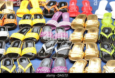 Schuhe und Sandalen für den Verkauf am Markt, Vietnam Stockfoto