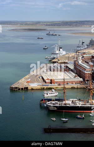 Eine Luftaufnahme des Portsmouth Historic Dockyard und Royal Navy base an der Südküste von England. Stockfoto