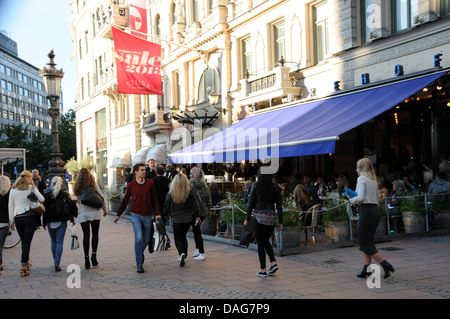 Menschen und Restaurants am Stureplan im Zentrum von Stockholm Stockfoto