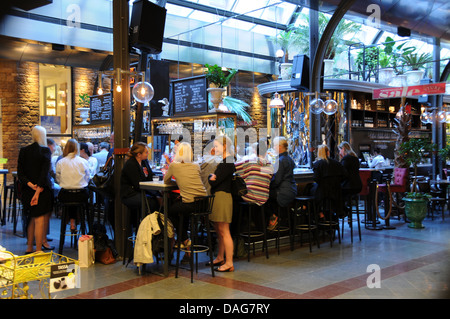 Menschen in indoor-Bar und Restaurants in Sture Gallerian am Stureplan im Zentrum von Stockholm Stockfoto