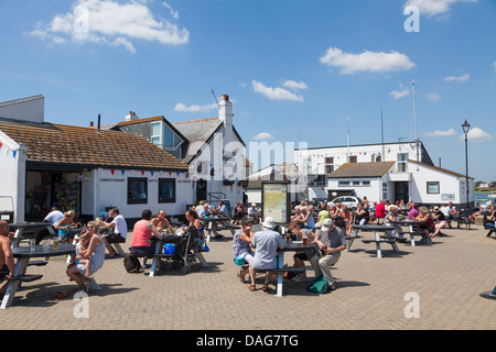 Kunden, die herumsitzen und Außengastronomie im Haven House Inn Mudeford Quay Stockfoto