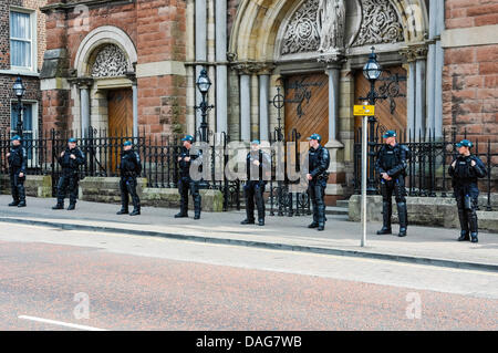 Belfast, Nordirland, Polizei 12. Juli 2013 - Offiziere Wache stehen in der römisch-katholischen St. Patrick's Church. Bildnachweis: Stephen Barnes/Alamy Live-Nachrichten Stockfoto