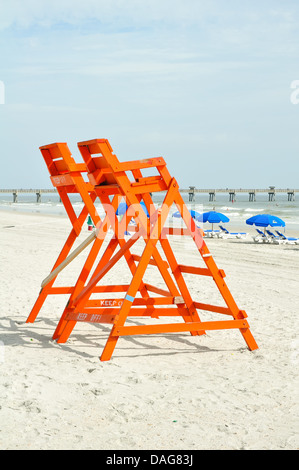 Bademeister Liegestühle am Strand Stockfoto