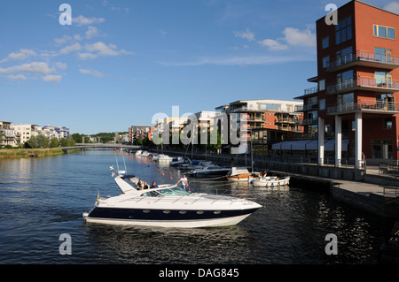 Nachhaltige Stadtentwicklung in Hammarby Sjöstad in Stockholm mit Restaurants am Wasser, Bootsanleger, Wohnungen und Yachten. Stockfoto