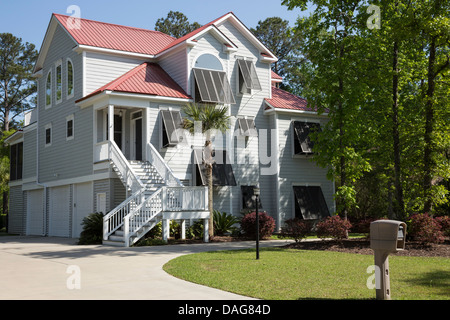 Stelzenhaus mit Hurrikan Fensterläden in South Carolina, USA Stockfoto