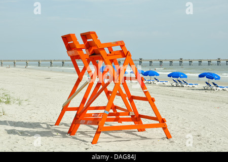 Bademeister Liegestühle am Strand Stockfoto