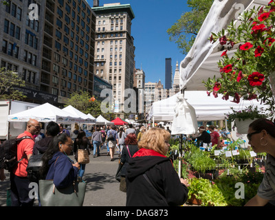 Shopper und Zelte, Union Square Greenmarket, NYC Stockfoto