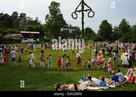 Tanz um den Maibaum während Mittsommerfest in Schweden auf kleinen Insel im Stockholmer Schären genannt Trandholmen Stockfoto