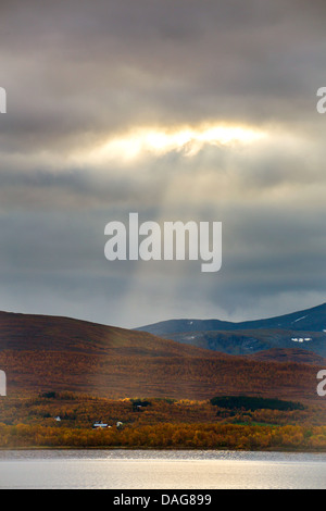 dämmerungsaktiv Strahlen brechen durch die Wolke Abdeckung über Kvaloeya, Norwegen, Troms, Tromsoe Stockfoto