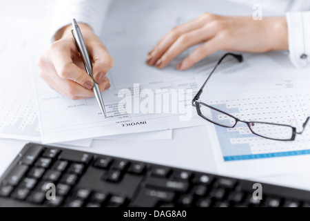 Hand der Frau Rechnung Papier ausfüllen Stockfoto