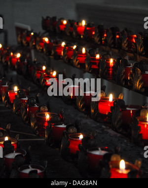 Reihe von roten Kerzen in einer Kirche Stockfoto