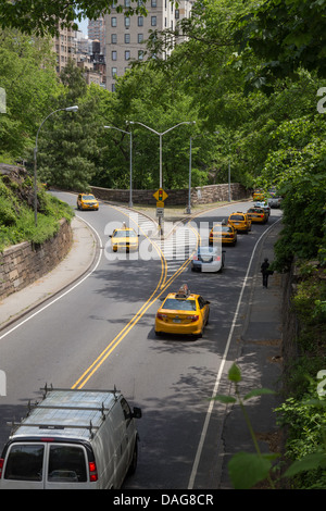 Verkehr auf den quer Cross Park Drive, Central Park, New York, USA Stockfoto