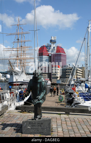 Evert Axel Taube Statue und der 'Wiking' Schoner am Lilla Bommens Torg in Göteborg oder Göteborg an der Westküste Schwedens Stockfoto