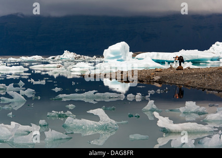 Fotograf bei Gletscherlagune Jökulsárlón am Rand des Vatnajökull Nationalpark - Südosten Islands Stockfoto