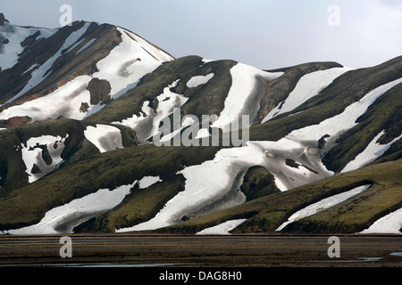 Schneebedeckte Berge in Landmannalaugar - Southern Island Stockfoto