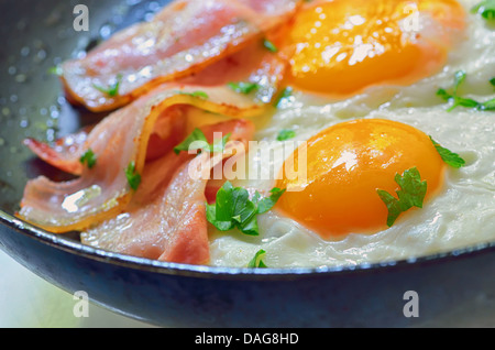 Spiegelei mit Speck in einer Pfanne schießen im studio Stockfoto