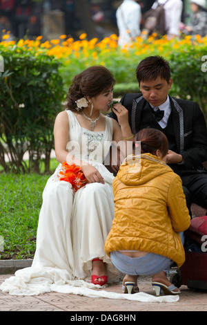 Bridal paar posiert für die Kamera am West-See in Hanoi, Vietnam Stockfoto