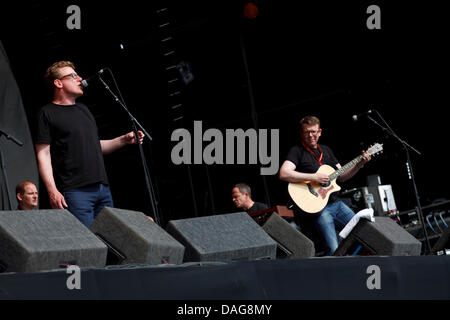 Balado, Kinross, Schottland, Freitag, 12. Juli 2013. Schottische Band The Proclaimers Öffnen der Hauptbühne am T im Park 2013, dreitägiges Musikfestival ist jetzt in seiner 20. Jahr. Bildnachweis: zog Farrell/Alamy Live News Stockfoto