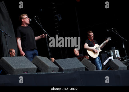 Balado, Kinross, Schottland, Freitag, 12. Juli 2013. Schottische Band The Proclaimers Öffnen der Hauptbühne am T im Park 2013, dreitägiges Musikfestival ist jetzt in seiner 20. Jahr. Bildnachweis: zog Farrell/Alamy Live News Stockfoto