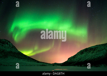 Aurora Tor vor dem Sternenhimmel über verschneite Tal, Kattfjordeidet, Kvaloea, Troms, Norwegen Stockfoto