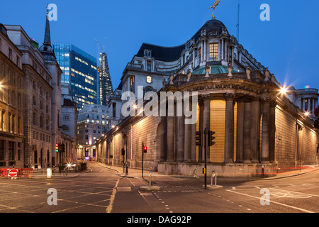 Die Bank of England, aus dem Augenwinkel Moorgate, Lothbury und des Prinzen Street, City of London, England Stockfoto