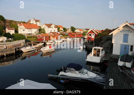 Dorf von Grungsund auf der Westküste von Schweden mit Boote, Häuser, hölzerne Docks und Bootshäuser Angeln Stockfoto