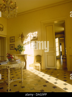 Sonnenlicht fällt auf gefliesten Boden der Halle in großen Landhaus Stockfoto