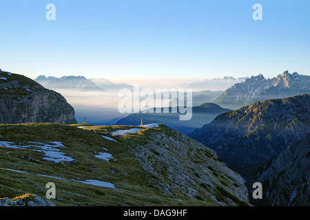 Blick vom Auronzo Hütte im Bereich Dreizinnen in Richtung der Auronzo am Morgen, Italien, Südtirol, Dolomiten Stockfoto