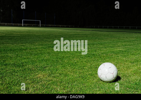 Fußballplatz in der Nacht, mit einigen künstlichen Blitz und ein Fußball Stockfoto