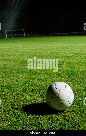 Fußballplatz in der Nacht, mit einigen künstlichen Blitz und ein Fußball Stockfoto