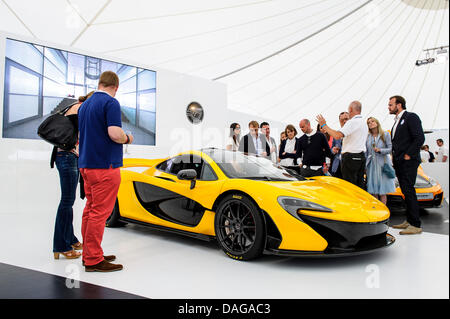 Chichester, UK. 12. Juli 2013. McLaren Fahrer neue P1 Hypercar ist bei Tag1 von dem 2013 Goodwood Festival of Speed auf dem Gelände des Goodwood House angezeigt. Bildnachweis: Action Plus Sport Bilder/Alamy Live News Stockfoto