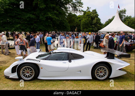 Chichester, UK. 12. Juli 2013. Eine seltene Porsche GT1 "Street" zieht die Massen während Tag1 von dem 2013 Goodwood Festival of Speed auf dem Gelände des Goodwood House. Bildnachweis: Action Plus Sport Bilder/Alamy Live News Stockfoto