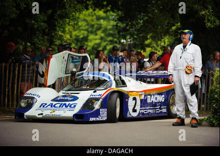 Chichester, UK. 12. Juli 2013. Ein 1983 Porsche 956 tritt am Montageplatz während Tag1 von dem 2013 Goodwood Festival of Speed auf dem Gelände des Goodwood House. Bildnachweis: Action Plus Sport Bilder/Alamy Live News Stockfoto