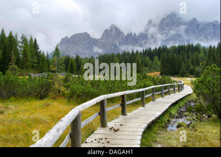 Holzweg durch Panoramablick auf den Kreuzbergpass auf der Sextener Dolomiten, Italien, Südtirol, Dolomiten Stockfoto