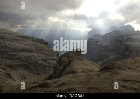 Sonnenstrahlen brechen durch die Wolkendecke am Piz Boe, Blick zum Val Lasties, Italien, Dolomiten Stockfoto