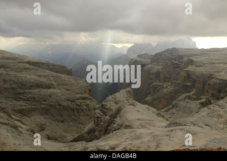 Sonnenstrahlen brechen durch die Wolkendecke am Piz Boe, Blick zum Val Lasties, Italien, Dolomiten Stockfoto