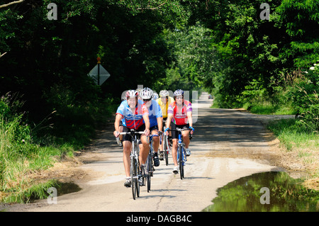 Radfahrer, die teilweise überfluteten Landstraße unterwegs. Stockfoto