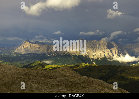Blick vom Sellagruppe Fanes Gruppe nach Gewitter am Abend Licht, Italien, Dolomiten Stockfoto