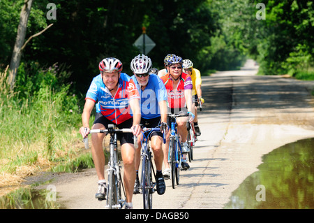 Radfahrer, die teilweise überfluteten Landstraße unterwegs. Stockfoto