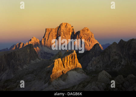 Blick vom Kleiner Lagazuoi auf Monte Pelmo und Averau bei Sonnenuntergang, Italien, Dolomiten Stockfoto